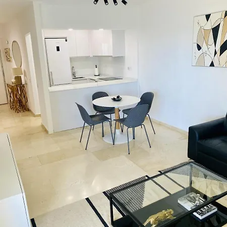 Modern With A Terrace דירה *
